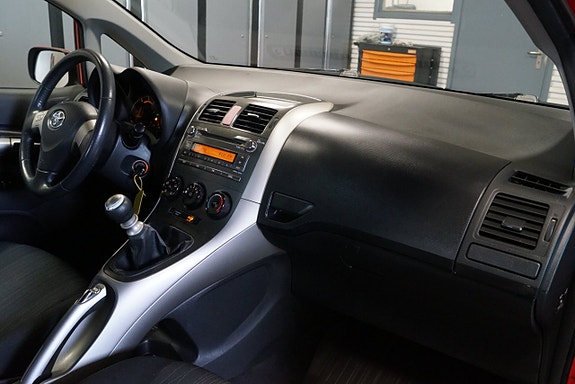 Toyota Auris 7 of 13