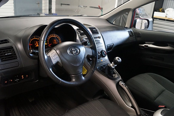 Toyota Auris 8 of 13