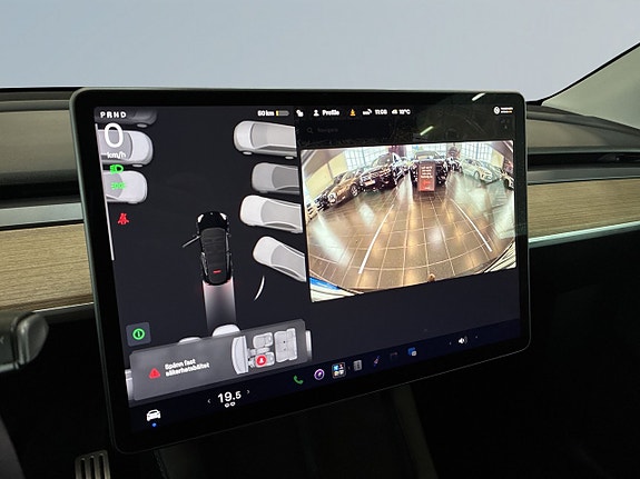 Tesla Model Y 10 of 23