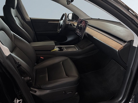Tesla Model Y 9 of 23