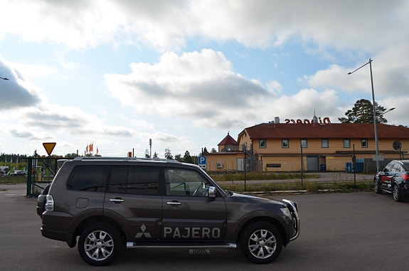 Mitsubishi Pajero 8 of 20