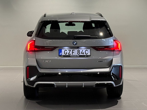 BMW iX1 4 of 19