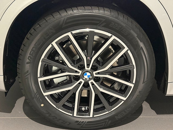 BMW iX1 5 of 19