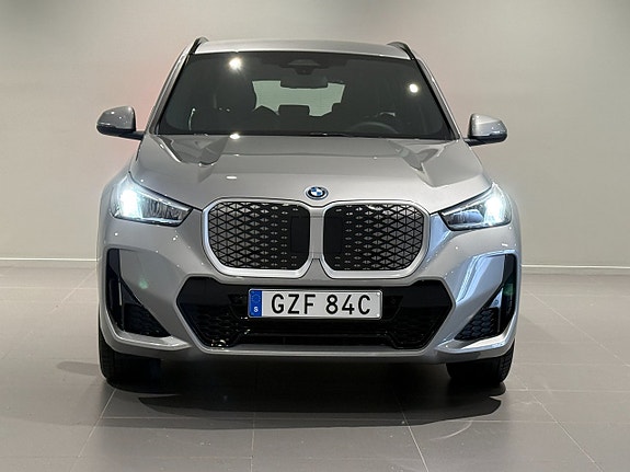 BMW iX1 2 of 19