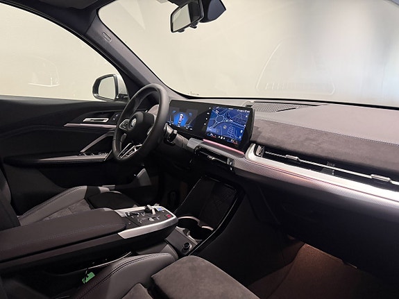 BMW iX1 9 of 19
