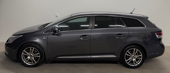 Toyota Avensis 2 of 13