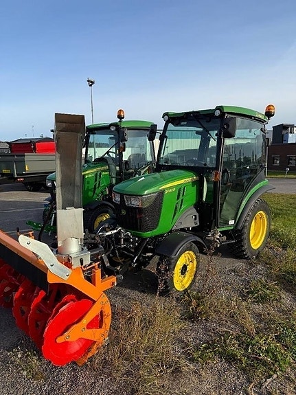 John Deere 2032 R 3 of 6