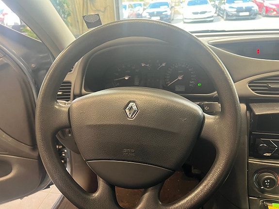 Renault Laguna 14 of 16