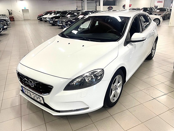 Volvo V40 2 of 7