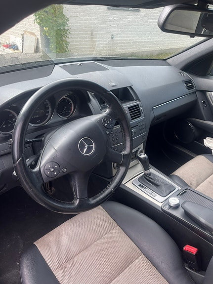 Mercedes-Benz C180 4 of 8