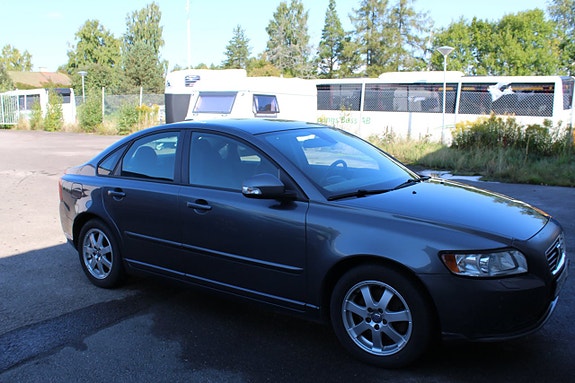 Volvo S40 2 of 8