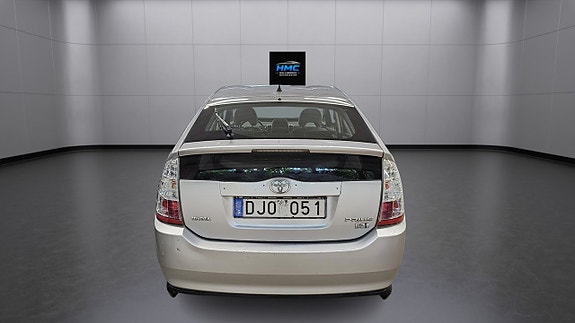 Toyota Prius 5 of 9
