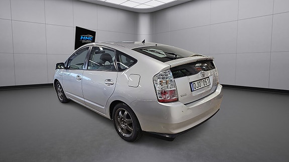 Toyota Prius 4 of 9