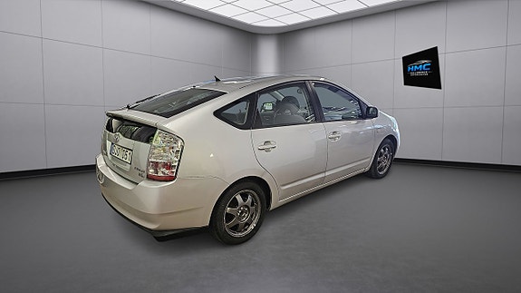 Toyota Prius 6 of 9