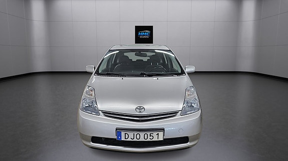 Toyota Prius 2 of 9