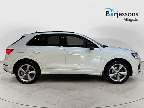 Audi Q3 2 of 16