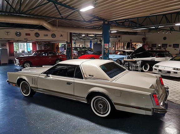 Lincoln Continental 6 of 25