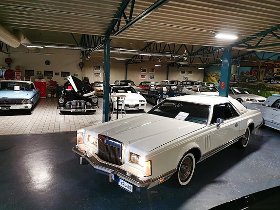 Lincoln Continental 16 of 25