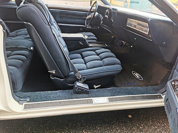 Lincoln Continental 11 of 25