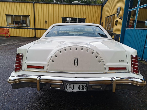 Lincoln Continental 3 of 25
