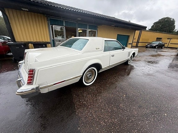 Lincoln Continental 10 of 22