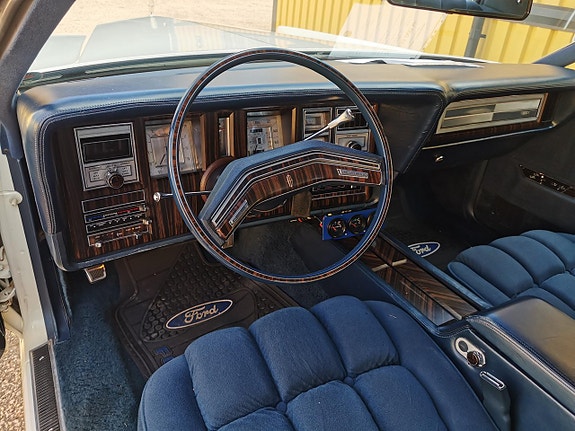 Lincoln Continental 12 of 25