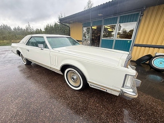 Lincoln Continental 11 of 22