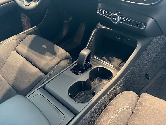 Volvo EX40 13 of 22