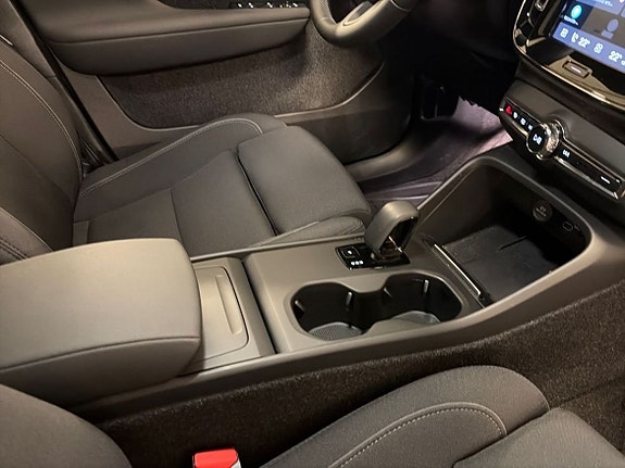 Volvo EX40 13 of 23