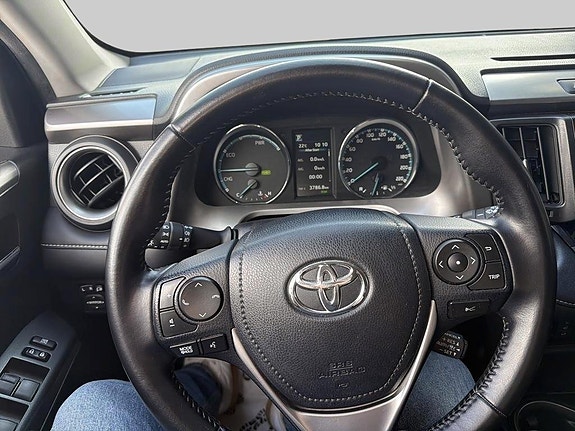 Toyota RAV4 8 of 16