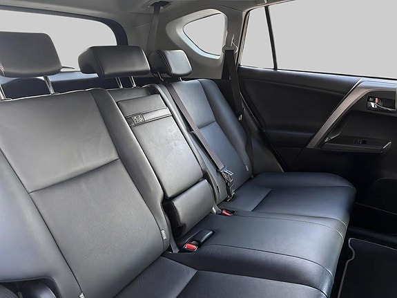 Toyota RAV4 7 of 16