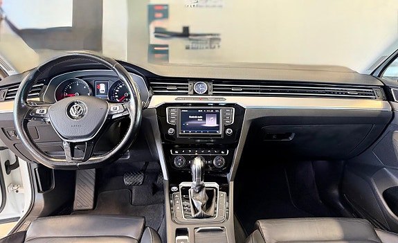 Volkswagen Passat 12 of 17