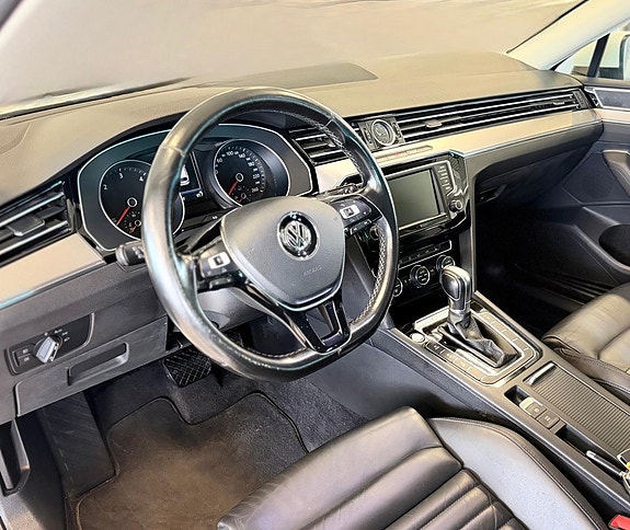 Volkswagen Passat 10 of 17