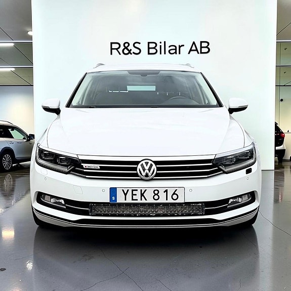 Volkswagen Passat 2 of 17
