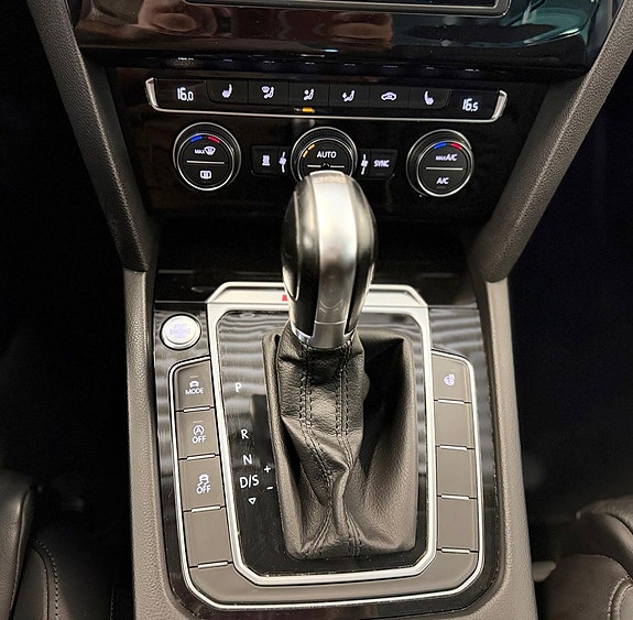 Volkswagen Passat 14 of 17