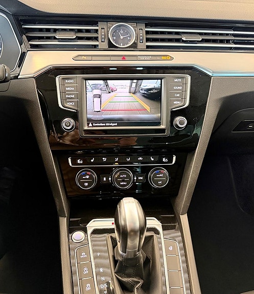 Volkswagen Passat 13 of 17