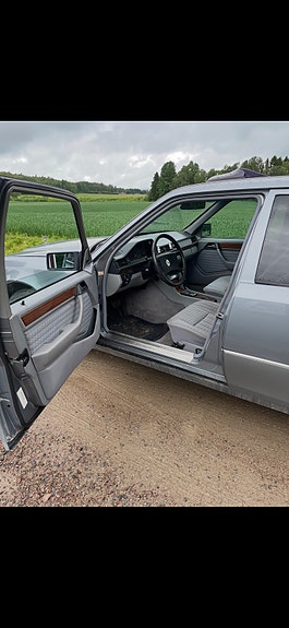 Mercedes-Benz 300 E 3 of 10