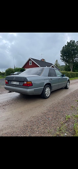 Mercedes-Benz 300 E 5 of 10