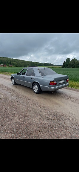 Mercedes-Benz 300 E 6 of 10