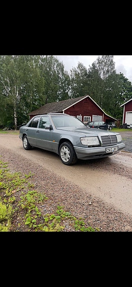 Mercedes-Benz 300 E 4 of 10