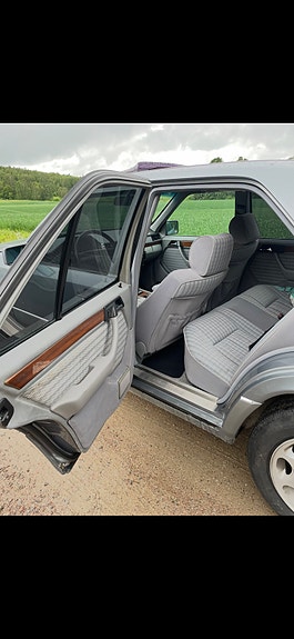 Mercedes-Benz 300 E 2 of 10