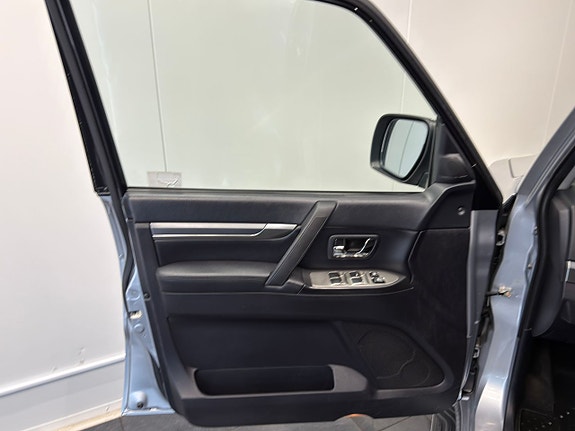Mitsubishi Pajero 12 of 25