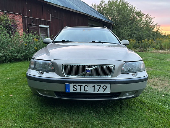 Volvo V70 3 of 10