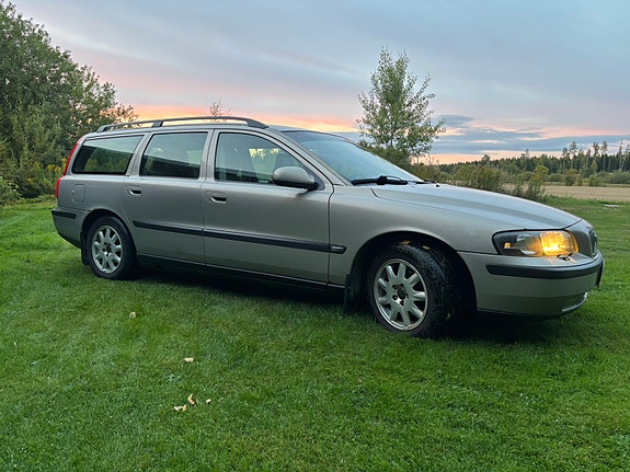 Volvo V70 2 of 10
