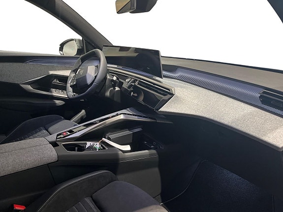 Peugeot e-3008 4 of 27
