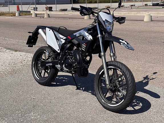 Peugeot XP6 Supermotard! XPS 2 of 5