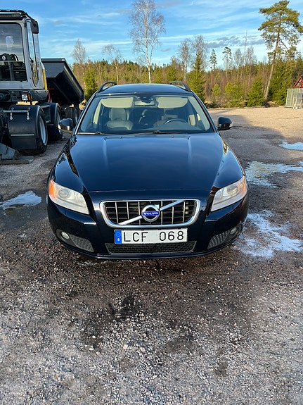 Volvo V70 2 of 10