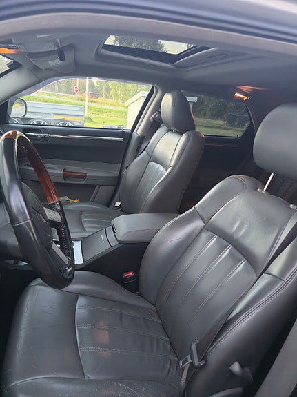 Chrysler 300C 7 of 8