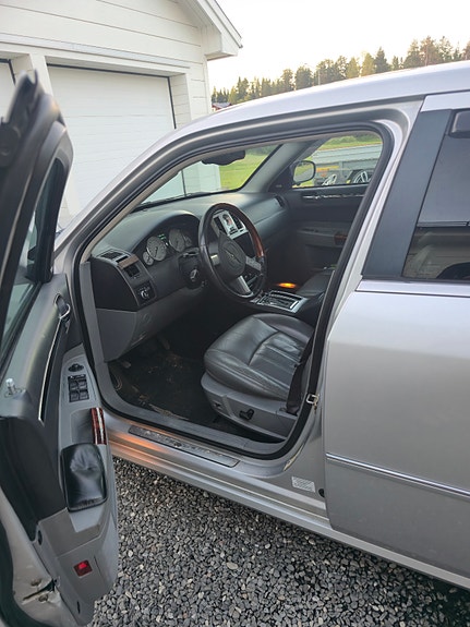 Chrysler 300C 6 of 8