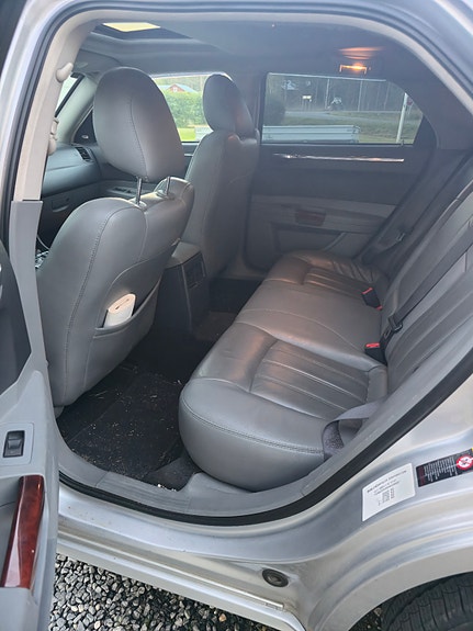 Chrysler 300C 5 of 8